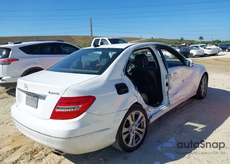 2013 Mercedes-Benz C 300 Luxury 4Matic z USA, uszkodzony, nr VIN WDDGF8AB7DR244599